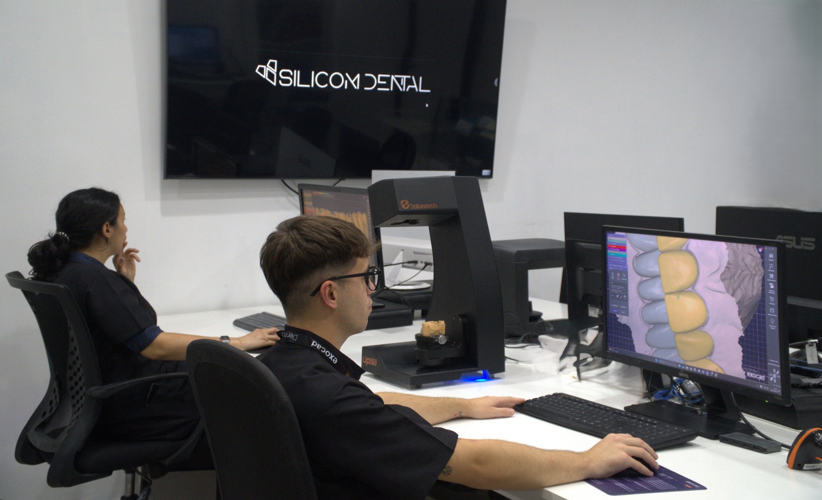 Equipo Silicom Dental - Estética y color